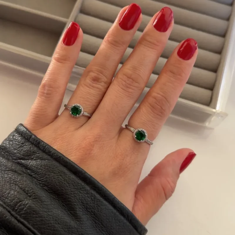 Anel Oval Verde Cravejado