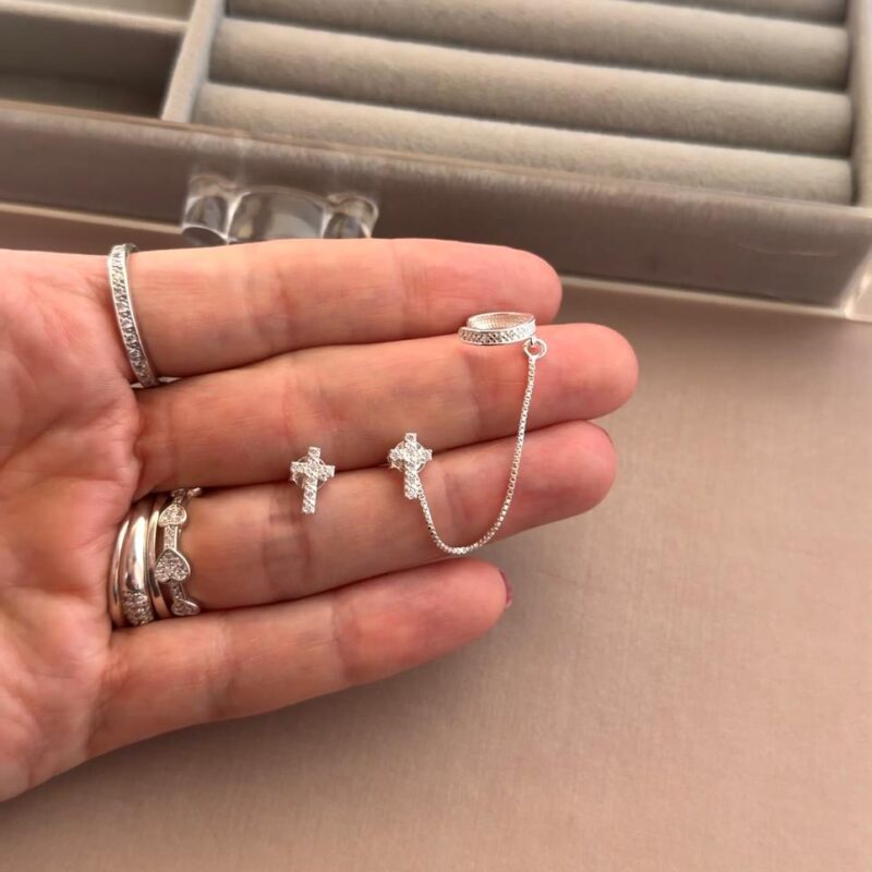 Brinco Ear cuff cruz cravejado ( parte do piercing é fake)