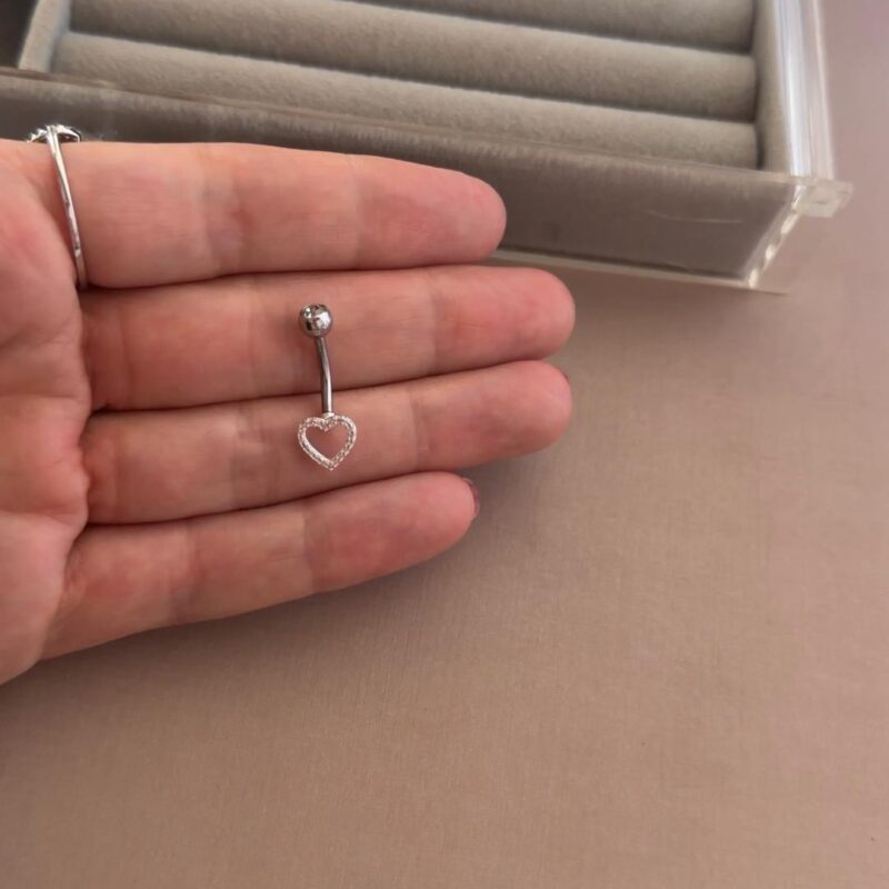 Piercing de umbigo  coração cravejado