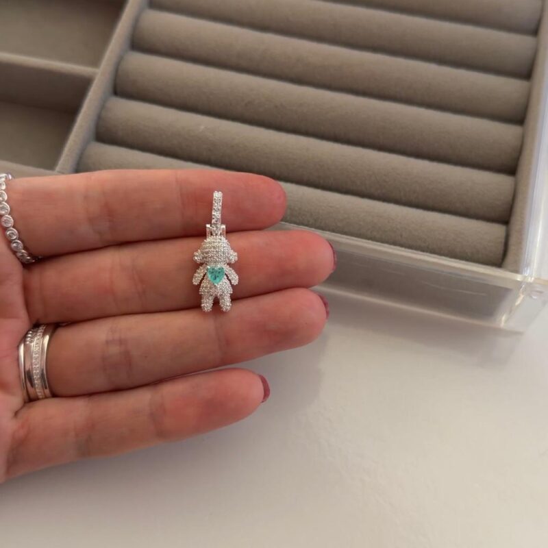 Pingente boneca cravejada ( abre para encaixar em qualquer corrente)