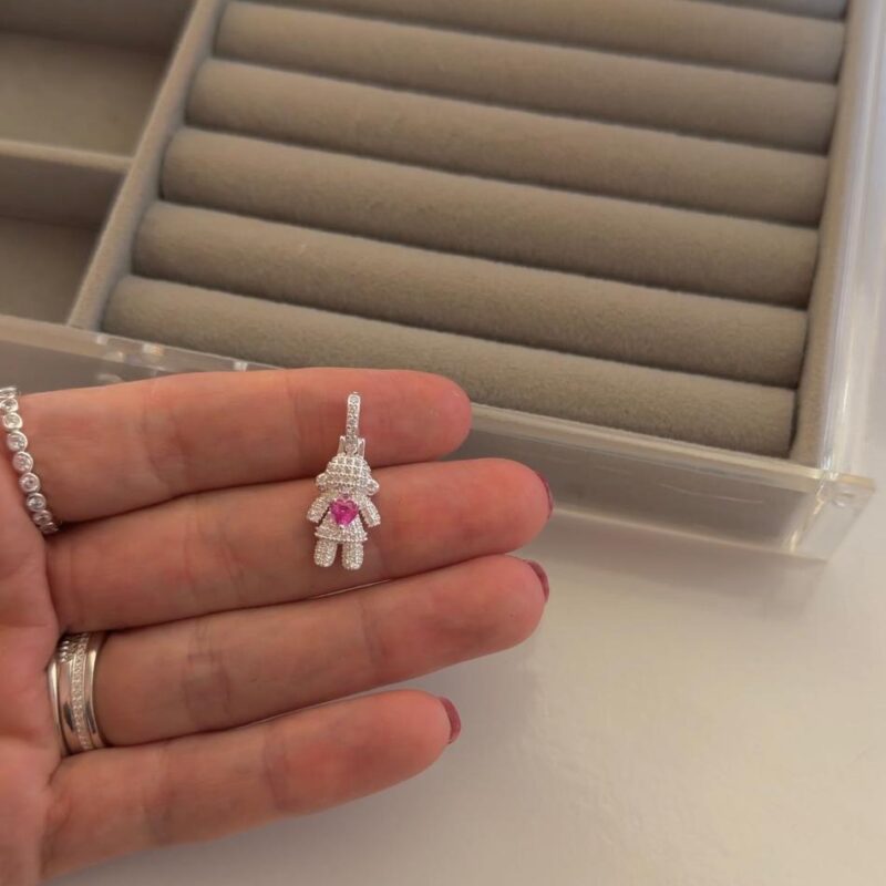 Pingente boneca cravejada ( abre para encaixar em qualquer corrente)