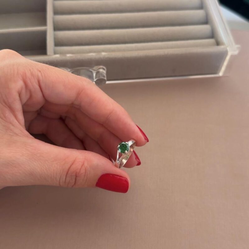 Anel feito à mão com zircônia verde, elegante e atemporal