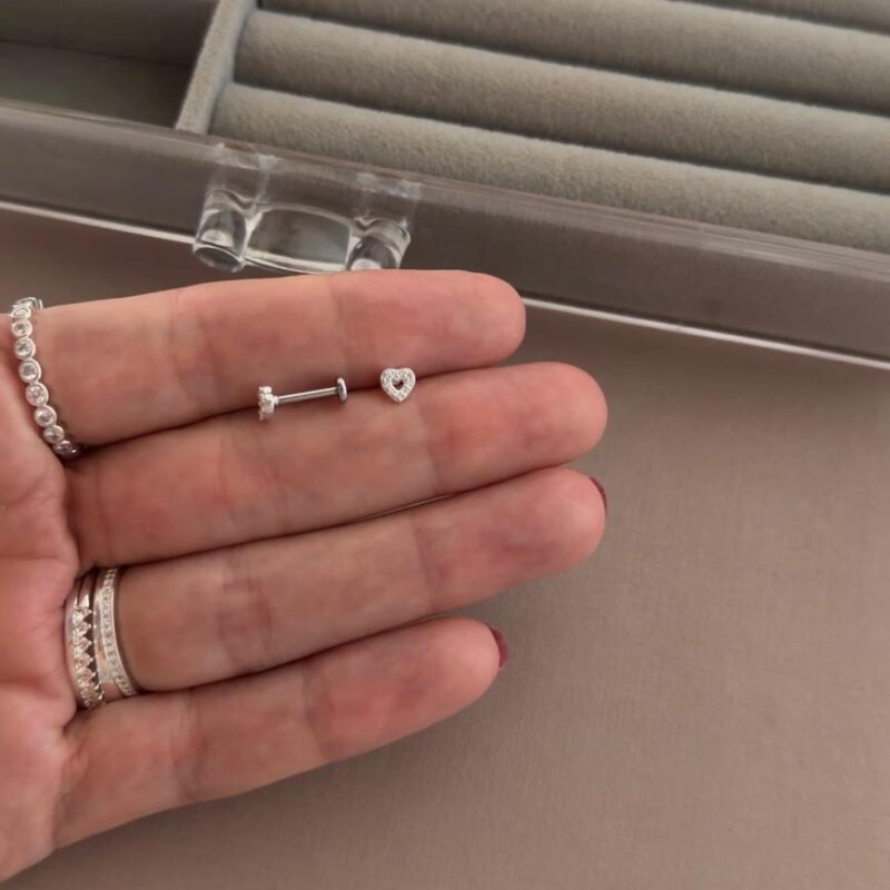 Piercing coração vazado cravejado trágus