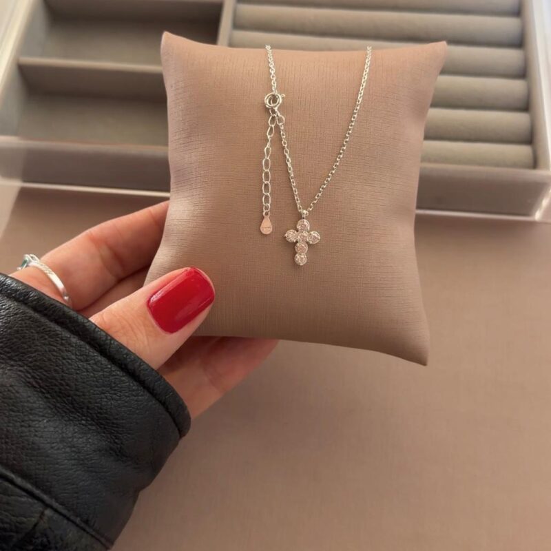 Colar cruz com zircônias  45 cm com extensor