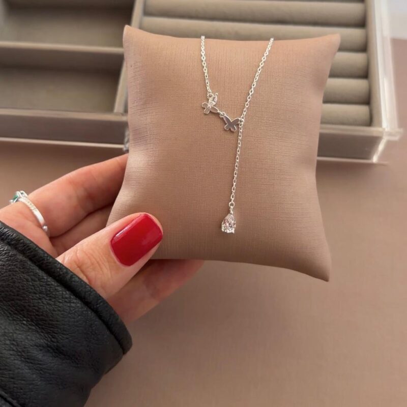 Colar gravata borboletas e zircônia gota 45 cm com extensor