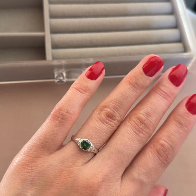 Anel artesanal com design exclusivo, produção manual e zircônia verde