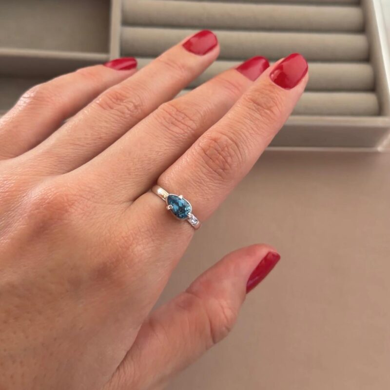 Anel artesanal com design exclusivo, produção manual e zircônia aquamarine.
