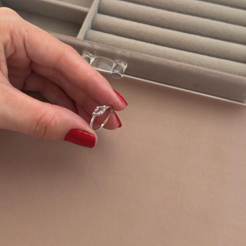 Anel artesanal com design exclusivo, produção manual e zircônia  aquamarine