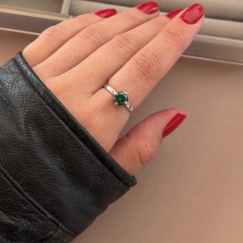 Anel artesanal com design exclusivo e produção manual zircônia verde