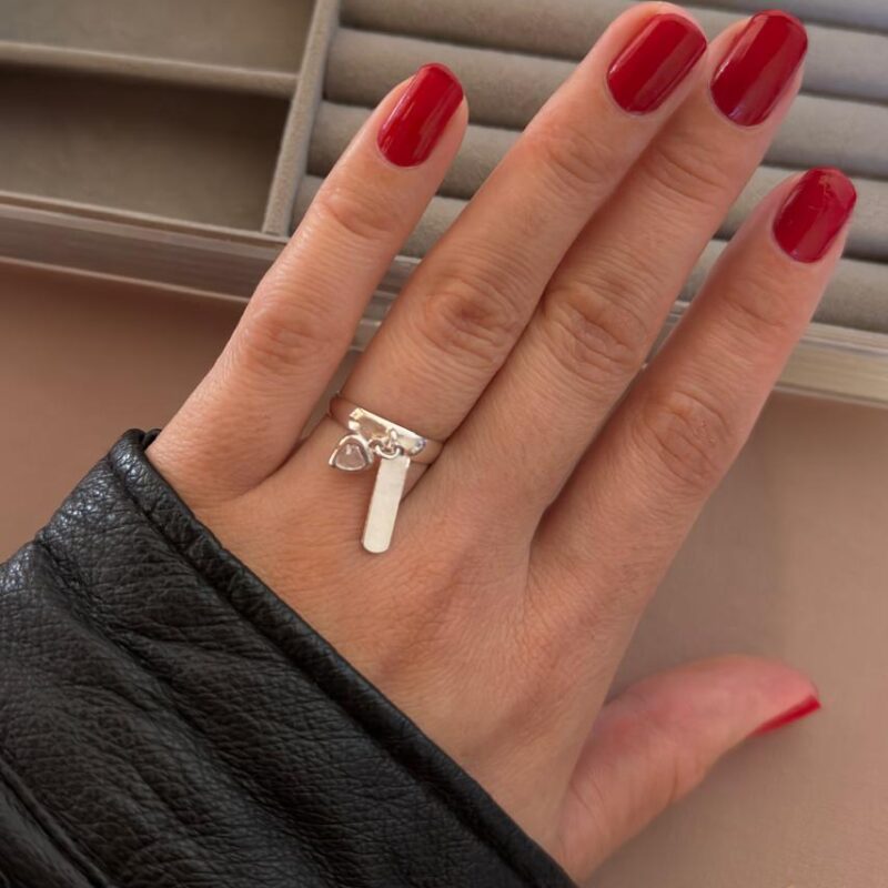 Anel de plaquinha e zirconia de coração
