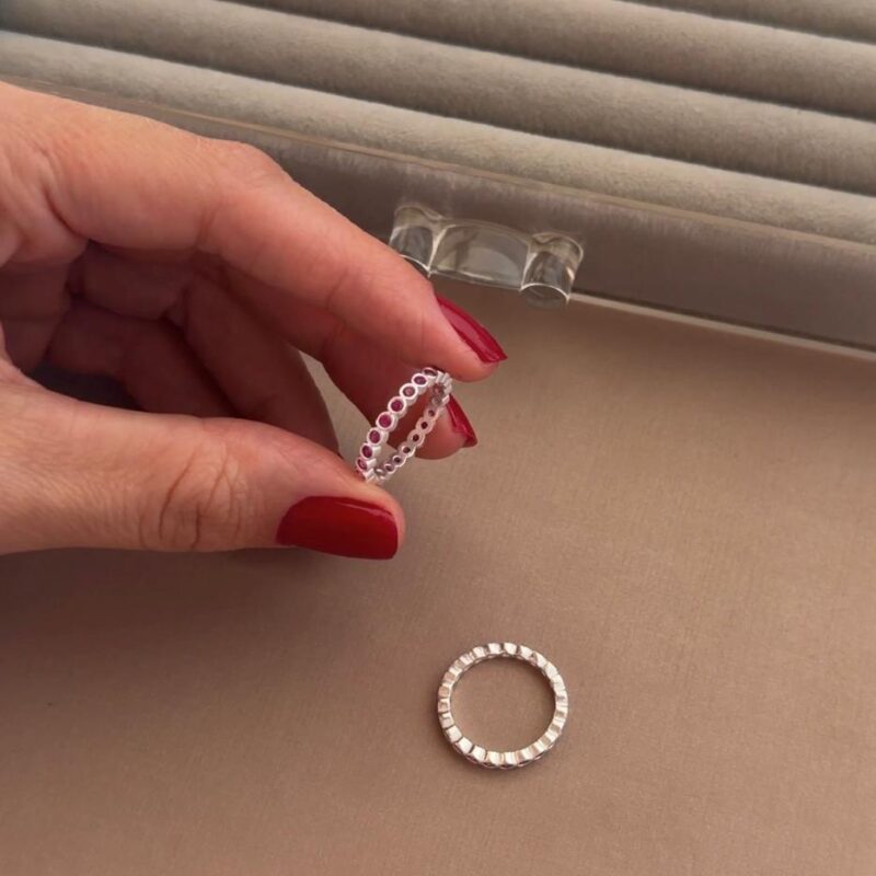 Anel inteiriço com zircônias rosa por toda a extensão