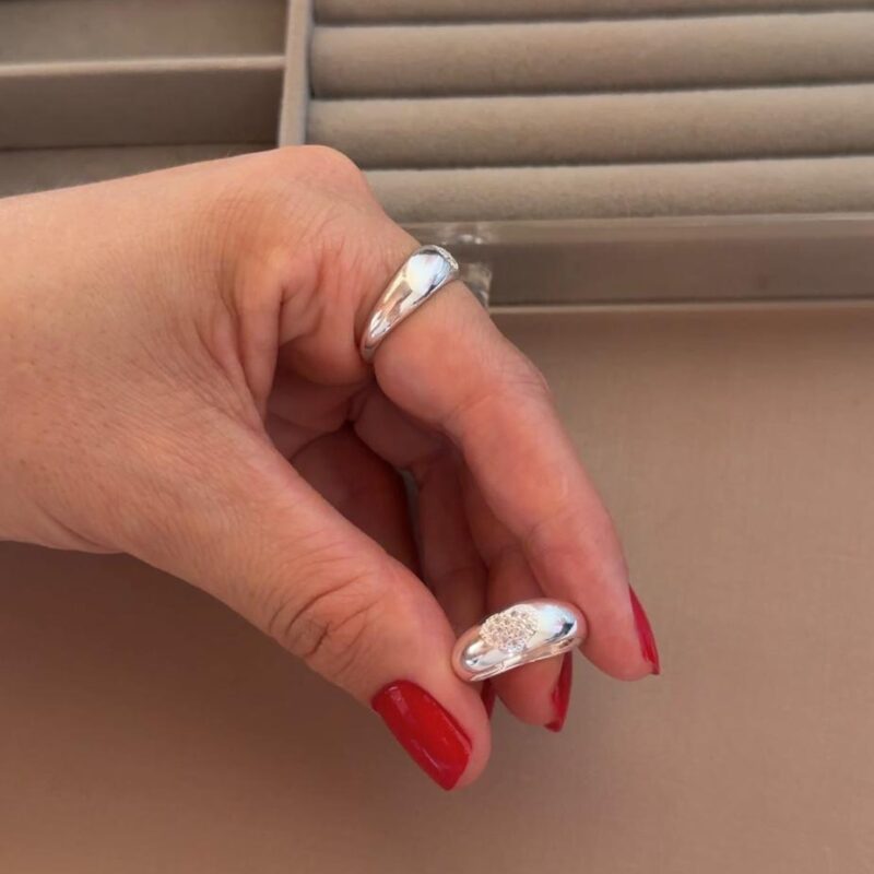Anel liso com zircônia em coração