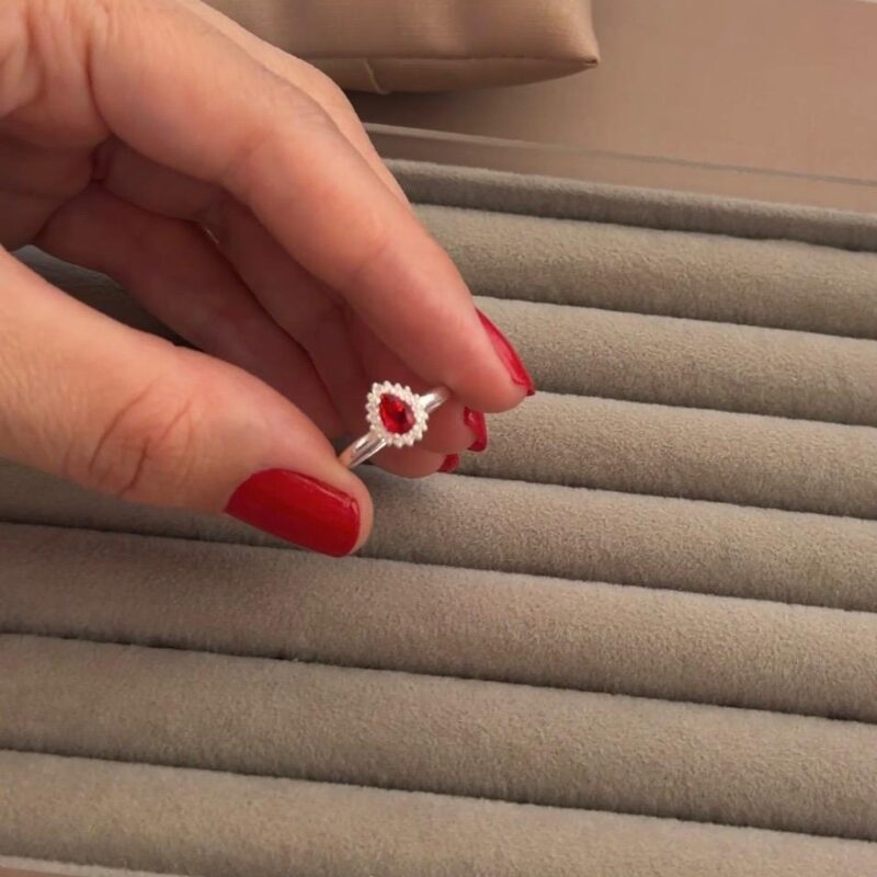 Anel gota vermelho e cravejado
